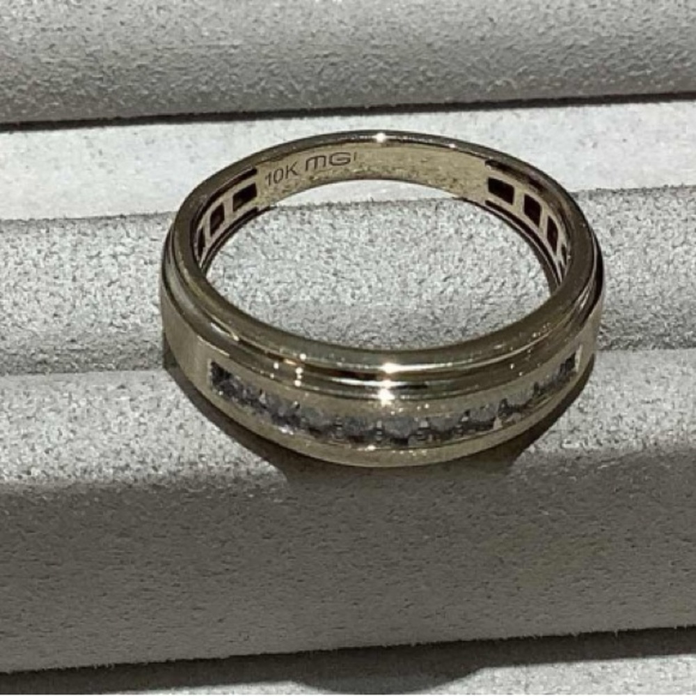 Men’s Diamond Wedding Band 1/4 ct tw 10k Yellow Gold - Picture 4 of 8